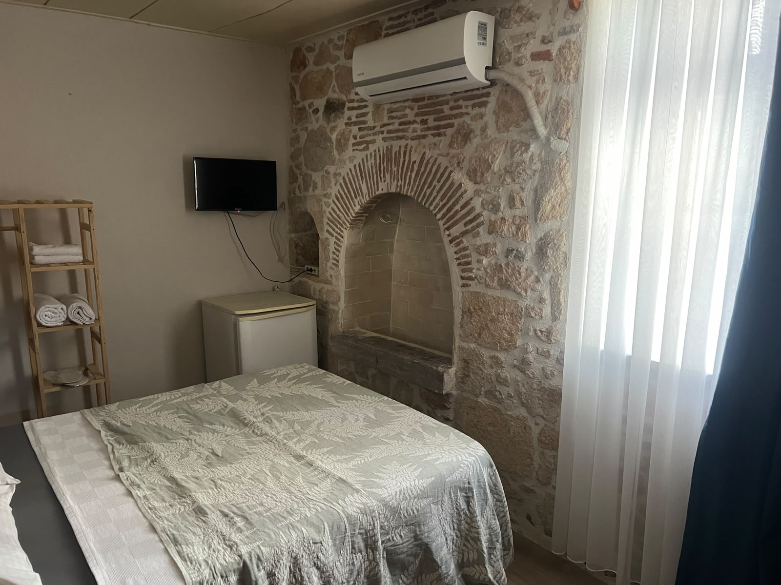 Şekercigiller Ayvalık pansiyon 102 numaralı konuk odası