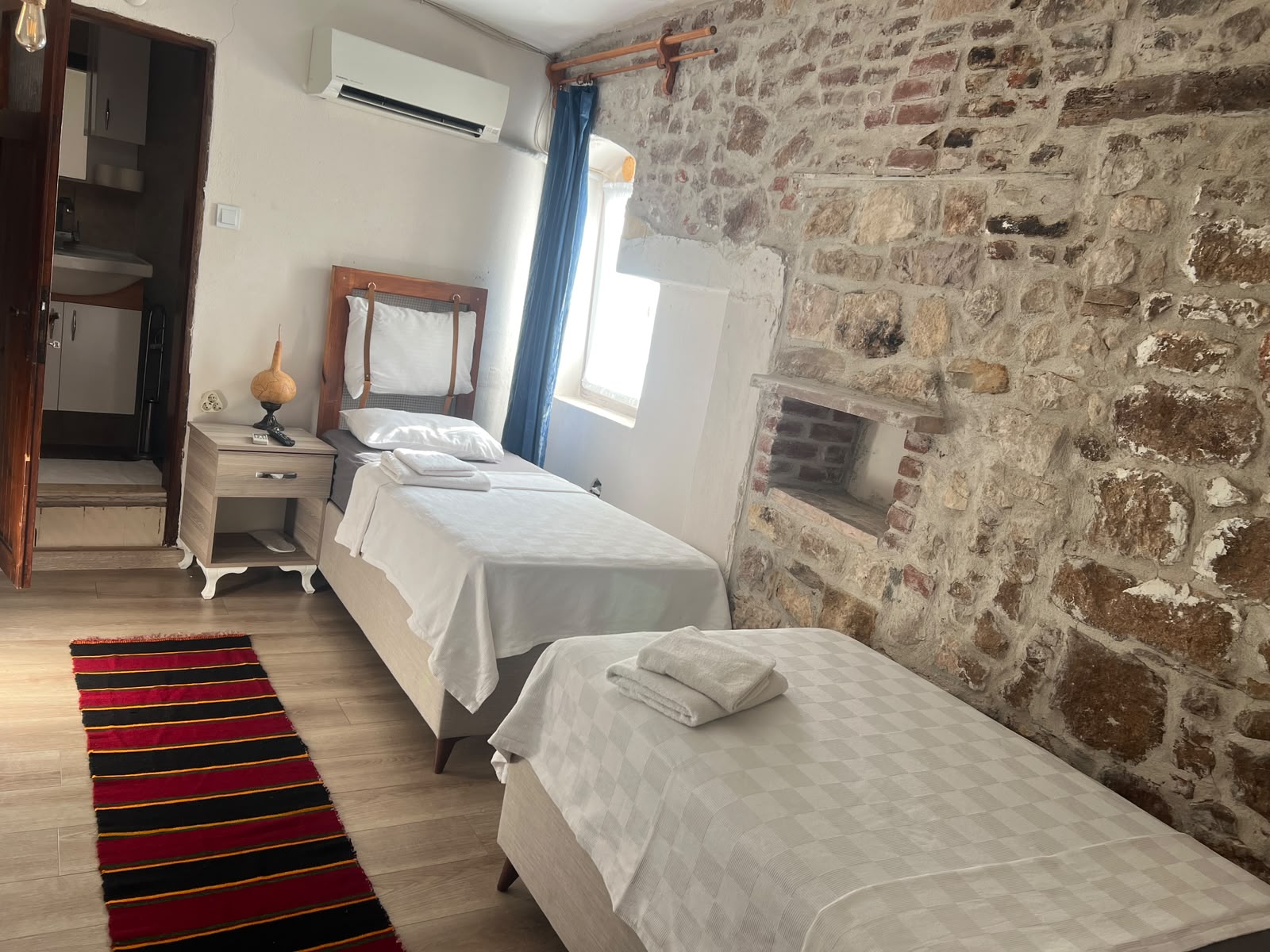 Şekercigiller Ayvalık pansiyon 103 numaralı konuk odası